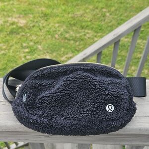 Lululemon Everywhere Belt Bag Fleece Black Sherpa Gold Zip